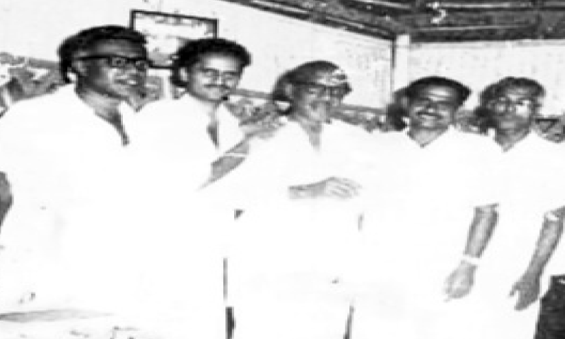 ബഷീർ ‘കേരളശബ്ദം’ ഓഫിസിൽ. വൈക്കം, കെ.എസ്. ചന്ദ്രൻ, ബഷീർ, എം.എൻ. രാമചന്ദ്രൻ നായർ, ആനന്ദക്കുറുപ്പ് എന്നിവർ സമീപം