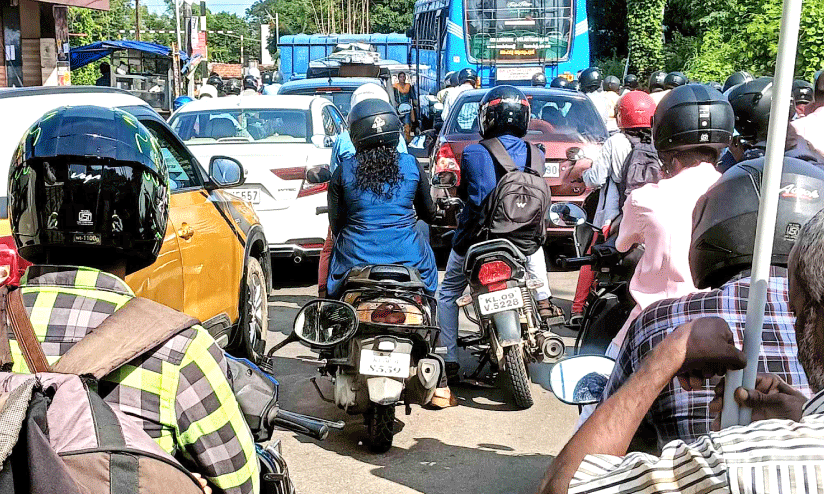ഊ​ട്ട​റ ലെ​വ​ൽ ക്രോ​സി​ങ്ങി​ലെ ഗ​താ​ഗ​ത പ്ര​തി​സ​ന്ധി; പ​ഴി​ചാ​രി വ​കു​പ്പു​ക​ൾ
