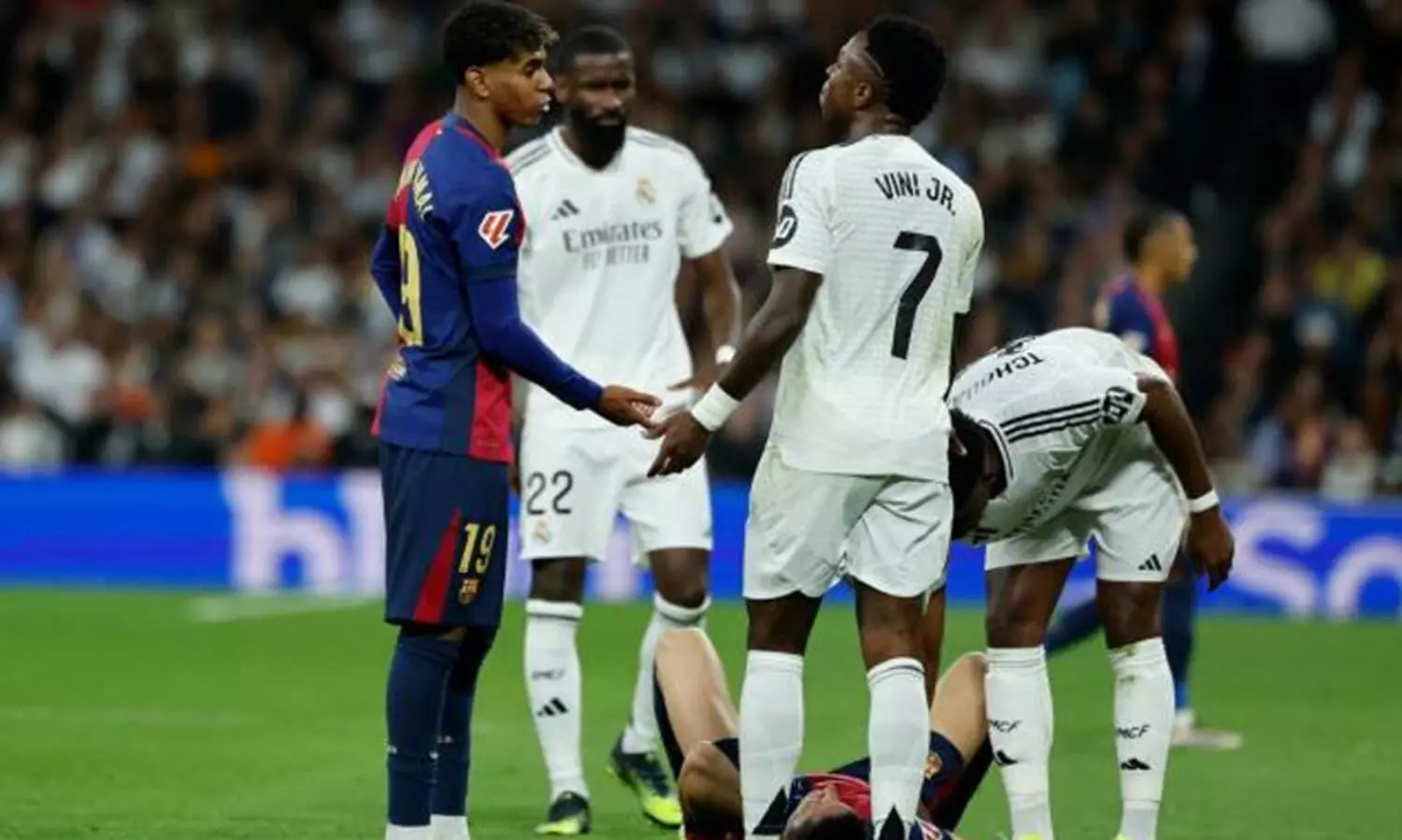 ‘ക്രിമിനലുകൾക്ക് സമൂഹത്തിൽ സ്ഥാനമില്ല’; വംശീയാധിക്ഷേപം നേരിട്ട ലമീൻ യമാലിനെ പിന്തുണച്ച് വിനീഷ്യസ്