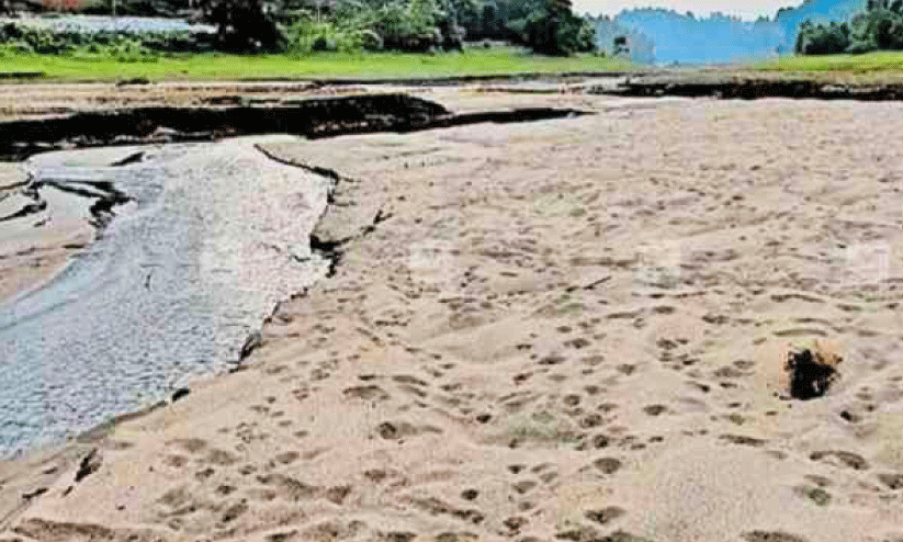 മണലും എക്കലും അടിഞ്ഞ് പെരുവണ്ണാമൂഴി അണക്കെട്ടിന്റെ ജലസംഭരണശേഷി കുറയുന്നു മണലും എക്കലും അടിഞ്ഞ് പെരുവണ്ണാമൂഴി അണക്കെട്ടിന്റെ ജലസംഭരണശേഷി കുറയുന്നു