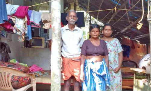 വീ​ട് ജ​പ്തി ചെ​യ്ത സം​ഭ​വം; വയോദ​മ്പ​തി​ക​ൾ അ​ന്തി​യു​റ​ങ്ങു​ന്ന​ത് പൂ​ഴി​യി​ൽ പാ​യ വി​രി​ച്ച്