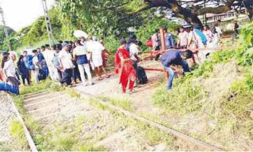 അ​പ​ക​ടവ​ഴി​യ​ട​ച്ച് റെ​യി​ൽ​വേ