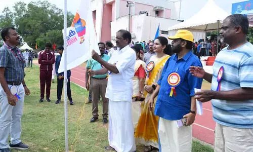 പൊരിവെയിലിലും ആവേശം ചോരാതെ കളിക്കളത്തിന്റെ ആദ്യ ദിനം