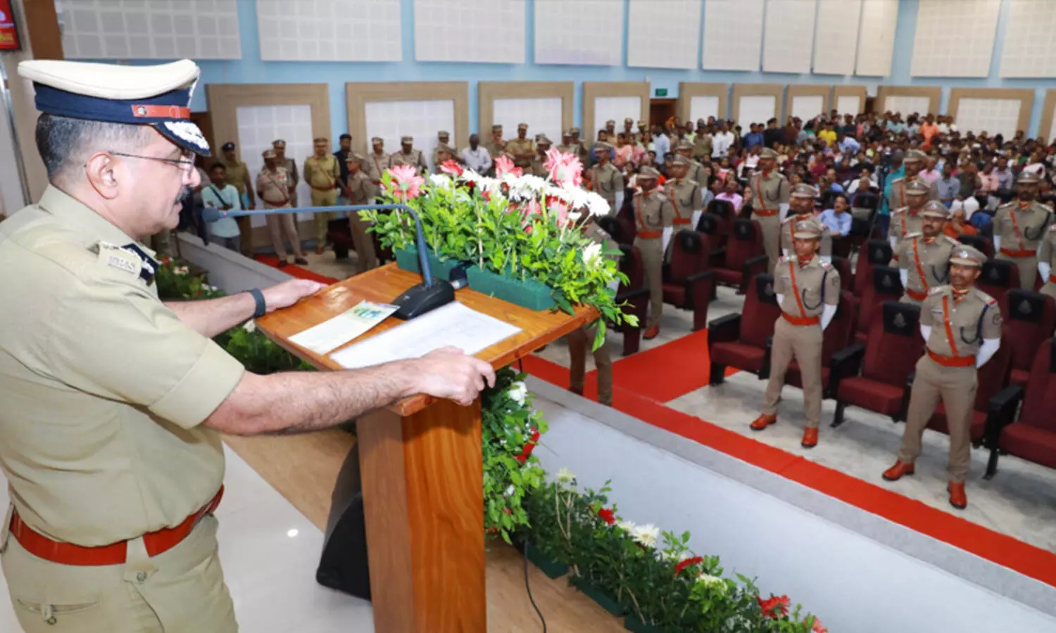 പരിശീലനം പൂർത്തിയാക്കിയ പൊലീസ് ഉദ്യോഗസ്ഥരുടെ സത്യപ്രതിജ്ഞാ ചടങ്ങിൽ ഡി.ജി.പി അഭിവാദ്യം സ്വീകരിച്ചു