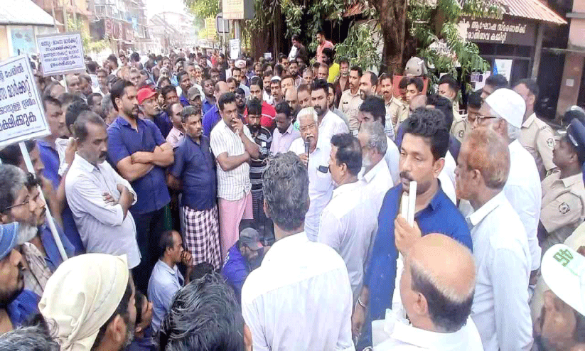 പിയർ റോഡ് അടച്ചിടാനുള്ള തീരുമാനം; തലശ്ശേരി നഗരസഭ ഓഫിസിലേക്ക് മാർച്ച് പിയർ റോഡ് അടച്ചിടാനുള്ള തീരുമാനം; തലശ്ശേരി നഗരസഭ ഓഫിസിലേക്ക് മാർച്ച്