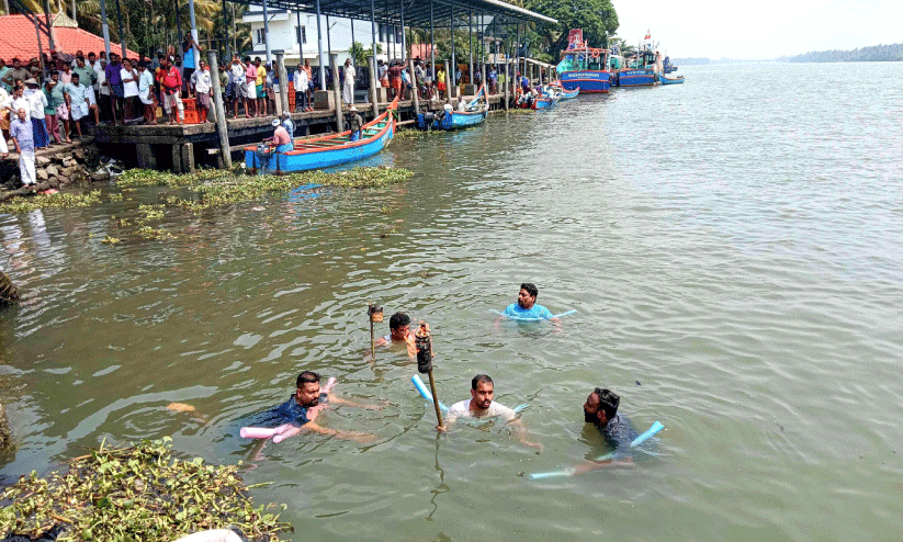 അ​ഴീ​ക്കോ​ട്-​മു​ന​മ്പം ഫെ​റി; കാ​യ​ലി​ൽ നീ​ന്തി പ്ര​തി​ഷേ​ധി​ച്ചു