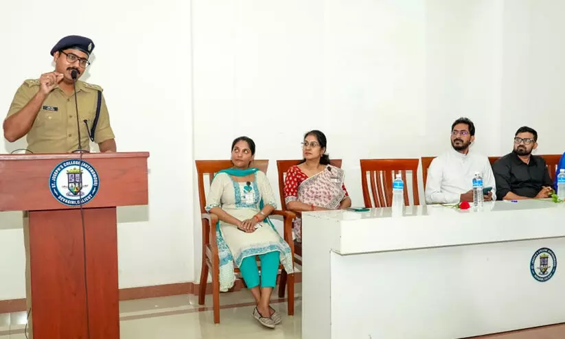 ദേവഗിരി കോളജിൽ സൈബർ സുരക്ഷ ബോധവൽക്കരണ പരിപാടി സംഘടിപ്പിച്ചു ദേവഗിരി കോളജിൽ സൈബർ സുരക്ഷ ബോധവൽക്കരണ പരിപാടി സംഘടിപ്പിച്ചു