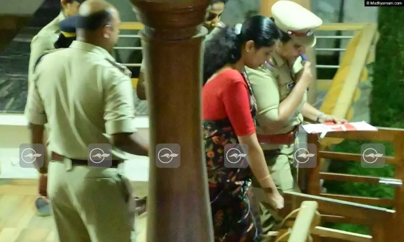 ദിവ്യയുടെ ഒളിവ് ജീവിതം: എല്ലാം നിയന്ത്രിച്ചത് ഗൂഢസംഘം ദിവ്യയുടെ ഒളിവ് ജീവിതം: എല്ലാം നിയന്ത്രിച്ചത് ഗൂഢസംഘം