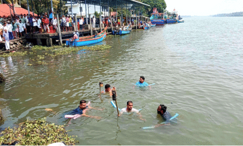 അ​ഴീ​ക്കോ​ട്-​മു​ന​മ്പം ഫെ​റി; കാ​യ​ലി​ൽ നീ​ന്തി പ്ര​തി​ഷേ​ധി​ച്ചു