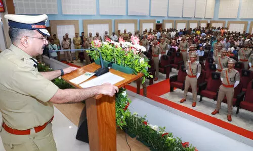 പരിശീലനം പൂർത്തിയാക്കിയ പൊലീസ് ഉദ്യോഗസ്ഥരുടെ സത്യപ്രതിജ്ഞാ ചടങ്ങിൽ ഡി.ജി.പി അഭിവാദ്യം സ്വീകരിച്ചു