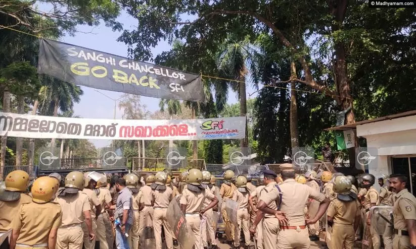 ‘സംഘി ചാൻസലർ ഗോ ബാക്ക്... കേരളമാണെന്നോർത്തോളു’; കാലിക്കറ്റ് സർവകലാശാലയിൽ ഗവർണർക്കെതിരെ എസ്.എഫ്.ഐ പ്രതിഷേധം ‘സംഘി ചാൻസലർ ഗോ ബാക്ക്... കേരളമാണെന്നോർത്തോളു’; കാലിക്കറ്റ് സർവകലാശാലയിൽ ഗവർണർക്കെതിരെ എസ്.എഫ്.ഐ പ്രതിഷേധം