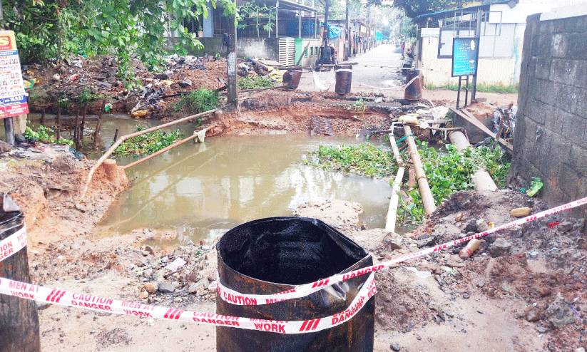 ഗതാഗതം മുടങ്ങിയിട്ട് ഒരുമാസം; കലുങ്ക് നിർമാണം തുടങ്ങിയില്ല ഗതാഗതം മുടങ്ങിയിട്ട് ഒരുമാസം; കലുങ്ക് നിർമാണം തുടങ്ങിയില്ല
