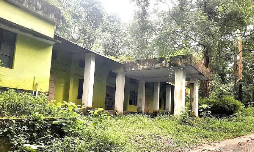 ലക്ഷങ്ങൾ ചെലവിട്ട്​ നിർമാണം; കമ്യൂണിറ്റി ഹാൾ മന്ദിരം നോക്കുകുത്തി