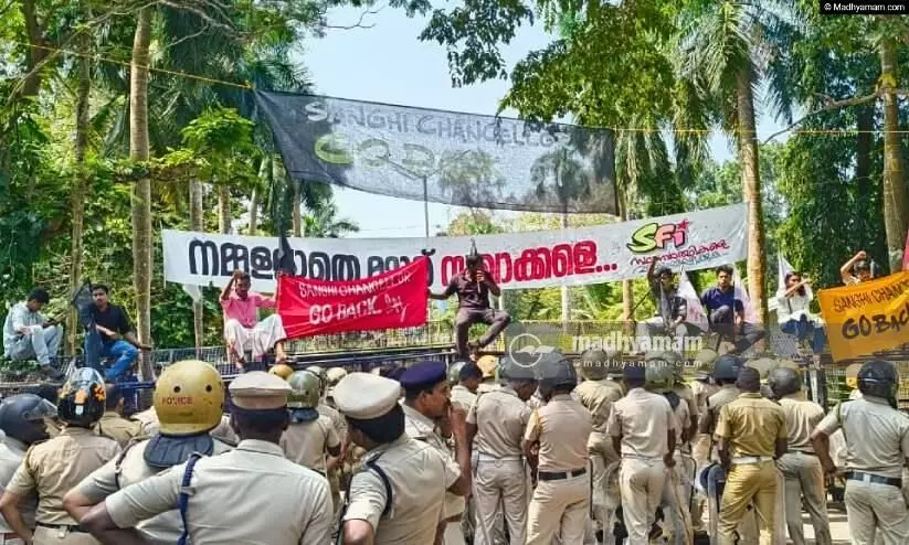 ‘ആര്.എസ്.എസിന് വാക്കുംകേട്ട് കാവി അടിക്കാന് നോക്കല്ലേ...’; കാലിക്കറ്റ് ക്യാമ്പസില് ഗവര്ണര്ക്കെതിരെ എസ്.എഫ്.ഐ ‘ആര്.എസ്.എസിന് വാക്കുംകേട്ട് കാവി അടിക്കാന് നോക്കല്ലേ...’; കാലിക്കറ്റ് ക്യാമ്പസില് ഗവര്ണര്ക്കെതിരെ എസ്.എഫ്.ഐ