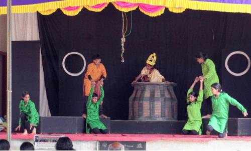 ഒന്നേ ഉണ്ടായിരുന്നുള്ളൂ; എന്നിട്ടും മനസ്സ് നിറച്ച് നാടകം ഒന്നേ ഉണ്ടായിരുന്നുള്ളൂ; എന്നിട്ടും മനസ്സ് നിറച്ച് നാടകം