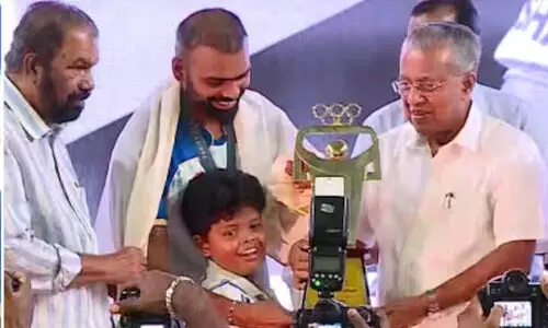 പി.ആര്‍. ശ്രീജേഷിന് സംസ്ഥാന സര്‍ക്കാരിന്റെ ആദരം; രണ്ട് കോടി രൂപ മുഖ്യമന്ത്രി കൈമാറി