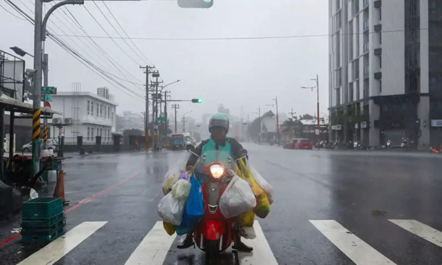 തായ്‌വാനിൽ ആഞ്ഞടിച്ച് ‘കോങ് റേ’;   മൂന്നു പതിറ്റാണ്ടിനിടെയുള്ള ഏറ്റവും വലിയ ചുഴലിക്കാറ്റ്