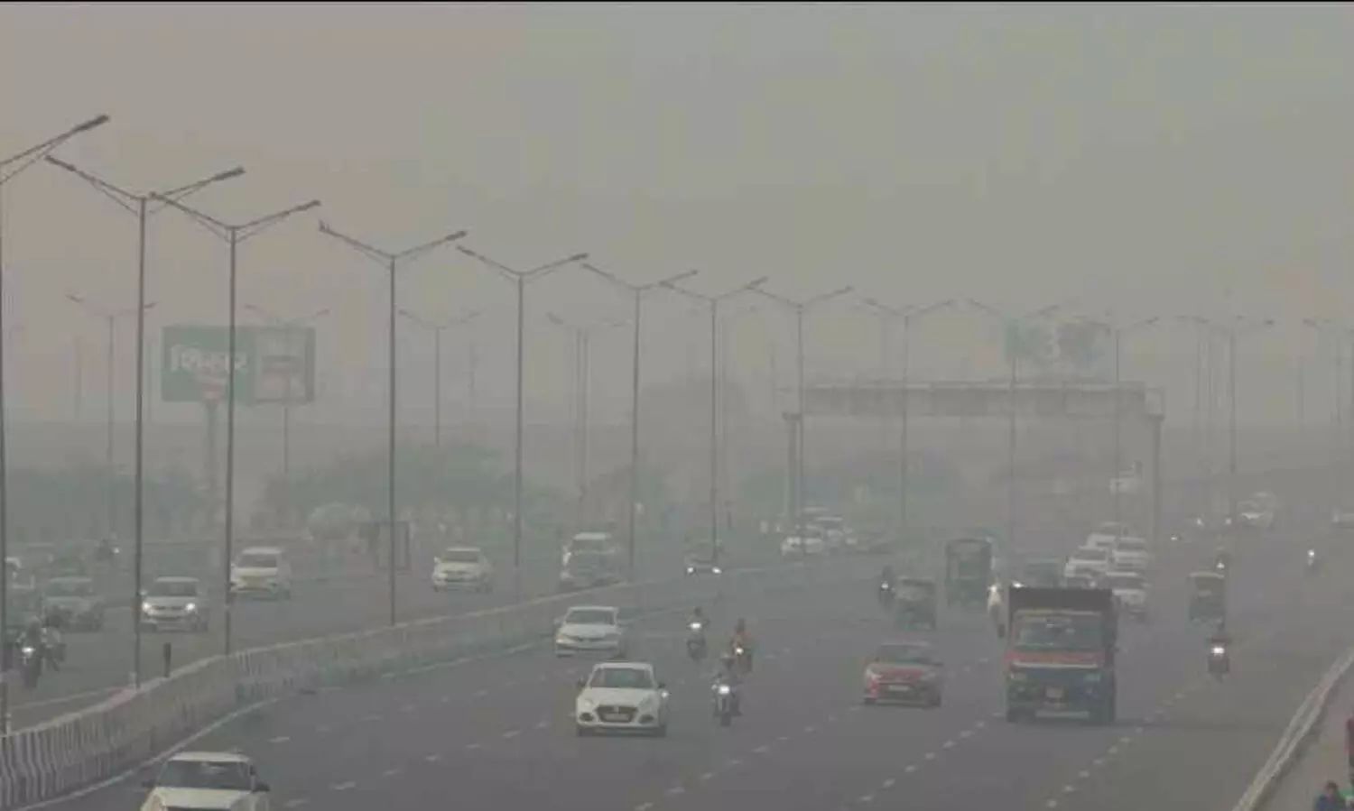 ഉത്സവപ്പുലരിയിൽ പുകമഞ്ഞ് പുതച്ച് ഡൽഹി