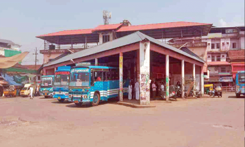 പ​ഴ​യ ബ​സ് സ്റ്റാ​ൻ​ഡ് കെ​ട്ടി​ടം ജീ​ർ​ണാ​വ​സ്ഥ​യി​ൽ; കോ​ട്ട​പ​റ​മ്പ് ന​വീ​ക​ര​ണം ക​ട​ലാ​സി​ൽ