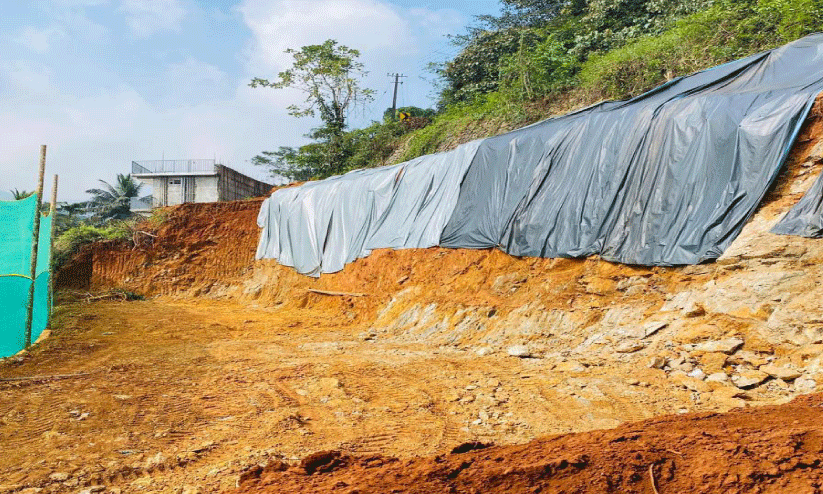 തൊ​ണ്ട​ർ​നാ​ട്; അ​ന​ധി​കൃ​ത നി​ർ​മാ​ണ​വും മ​ണ്ണെ​ടു​പ്പും അ​ധി​കൃ​ത​രു​ടെ ഒ​ത്താ​ശ​യു​ണ്ടെ​ന്ന് ആ​രോ​പ​ണം