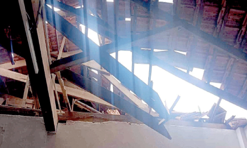 മഴയില്‍ സ്‌കൂള്‍ കെട്ടിടം തകര്‍ന്നു