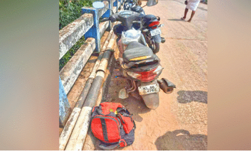 പൂനൂർ പുഴയിൽ മാലിന്യം തള്ളൽ; ഒഡിഷ സ്വദേശിക്ക് പിഴ