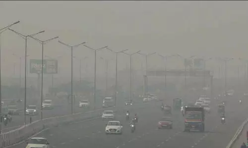 ഉത്സവപ്പുലരിയിൽ പുകമഞ്ഞ് പുതച്ച് ഡൽഹി