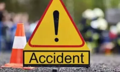 ജമ്മു-കശ്മീരിൽ കാർ തോട്ടിലേക്ക് മറിഞ്ഞ് സ്ത്രീയും 10 മാസം പ്രായമുള്ള മകനും ഉൾപ്പെടെ മൂന്നു പേർ മരിച്ചു