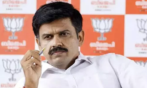 വേദിയില്‍ ഇരിപ്പിടം കിട്ടിയില്ല; സന്ദീപ് വാര്യർ ബി.ജെ.പി കൺവെൻഷനിൽനിന്ന് ഇറങ്ങിപ്പോയി