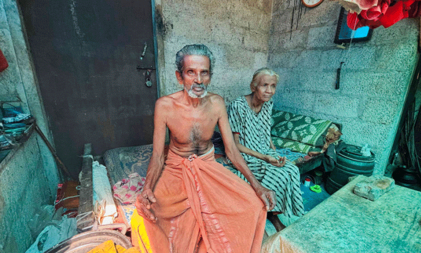 കോടതി നടപടികളിലെ അറിവില്ലായ്മയും നിസ്സഹായാവസ്ഥയും; രണ്ടു വർഷമായി വീടിനു പുറത്ത് അന്തിയുറങ്ങി 80കാരനും ഭാര്യയും