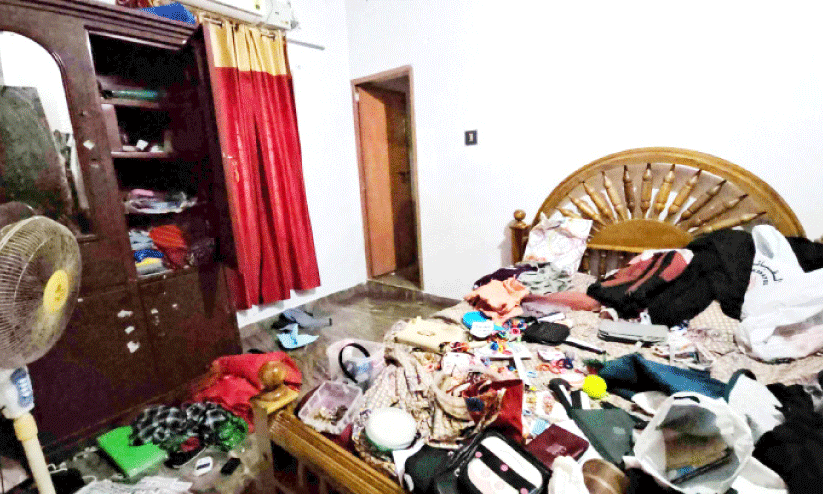 മോഷണം നടന്ന വീട്ടിൽ മോഷ്ടാക്കൾ വലിച്ചിട്ട വസ്ത്രങ്ങളും ഉപകരണങ്ങളും