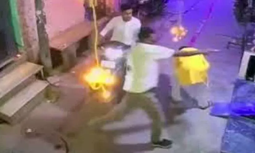 ഡൽഹിയിൽ ദീപാവലി ആഘോഷത്തിനിടെ രണ്ടുപേരെ വെടിവെച്ചു കൊന്നു; ദൃശ്യങ്ങൾ പുറത്ത്