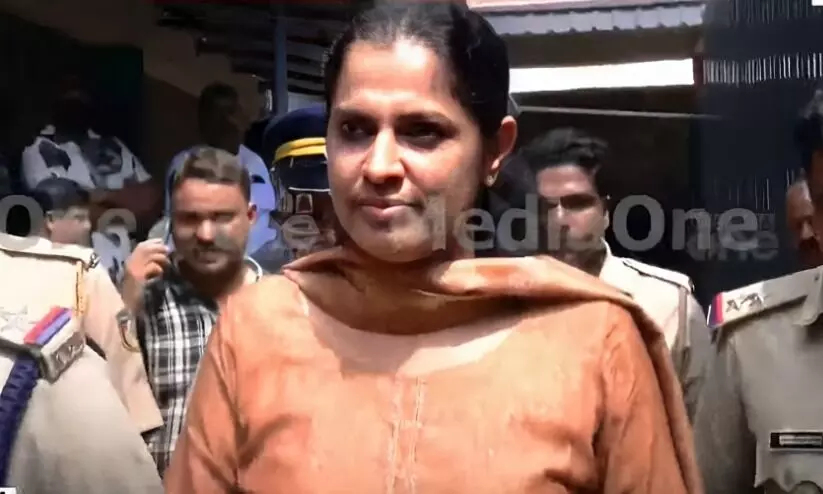 പി.പി. ദിവ്യയെ പൊലീസ് കസ്റ്റഡിയിൽ വിട്ടു; വൈകീട്ട് വരെ ചോദ്യം ചെയ്യും പി.പി. ദിവ്യയെ പൊലീസ് കസ്റ്റഡിയിൽ വിട്ടു; വൈകീട്ട് വരെ ചോദ്യം ചെയ്യും