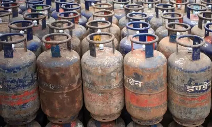 വാണിജ്യ പാചകവാതകത്തിന്റേയും വിമാന ഇന്ധനത്തിന്റേയും വില കുറച്ച് എണ്ണ കമ്പനികൾ വാണിജ്യ പാചകവാതകത്തിന്റേയും വിമാന ഇന്ധനത്തിന്റേയും വില കുറച്ച് എണ്ണ കമ്പനികൾ