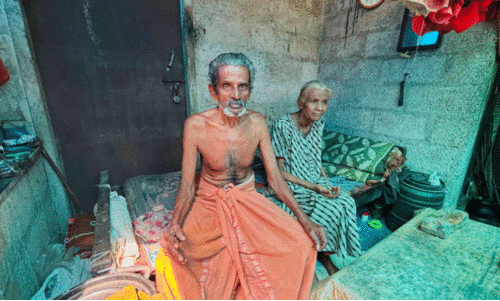 കോടതി നടപടികളിലെ അറിവില്ലായ്മയും നിസ്സഹായാവസ്ഥയും; രണ്ടു വർഷമായി വീടിനു പുറത്ത് അന്തിയുറങ്ങി 80കാരനും ഭാര്യയും