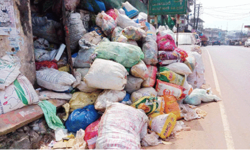 റോഡരികിലെ മാലിന്യക്കെട്ടുകൾ ദുരിതമാകുന്നു