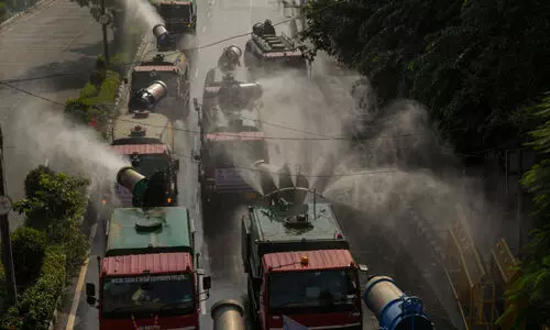 ദീപാവലി ​പടക്കത്തിൽ ശ്വാസം മുട്ടി ഡൽഹി; അ​ന്ത​രീ​ക്ഷ വാ​യു മ​ലി​നീ​ക​ര​ണം കു​ത്ത​നെ ഉ​യ​ർ​ന്നു