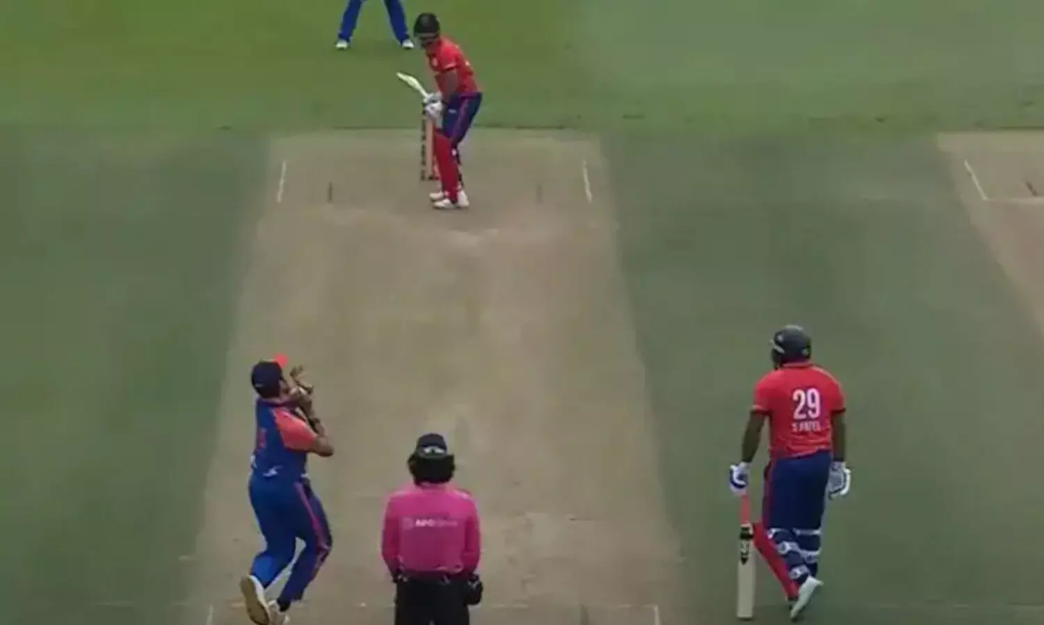 6,6,6,6,6,1,6; ഉത്തപ്പയെ തൂക്കിയടിച്ച് ഇംഗ്ലണ്ട് ബാറ്റർ; ഒരോവറിൽ വഴങ്ങിയത് 37 റൺസ്!