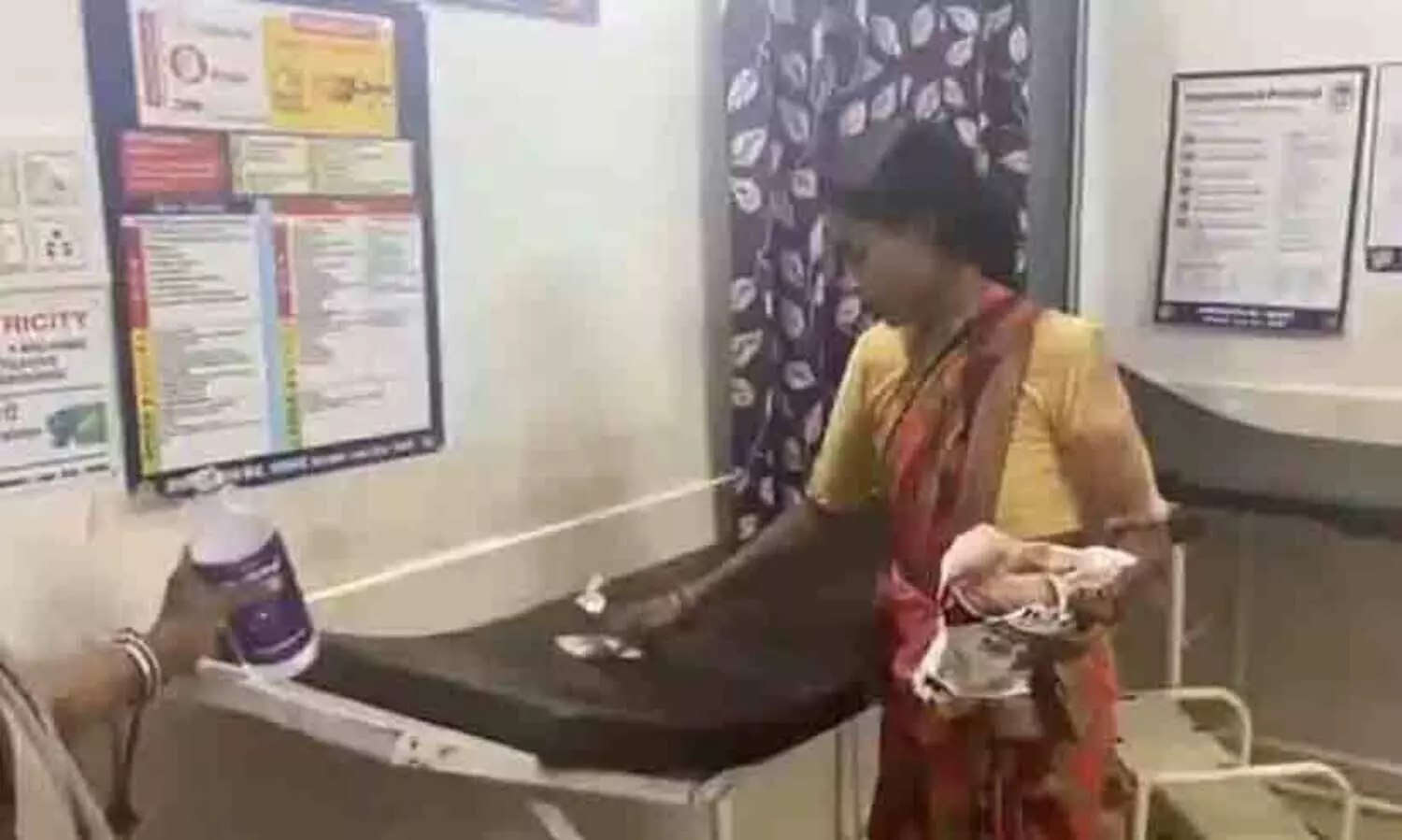 മധ്യപ്രദേശില്‍ വെടിയേറ്റുമരിച്ച ഭര്‍ത്താവിന്റെ രക്തം ഗര്‍ഭിണിയായ ഭാര്യയെക്കൊണ്ട് തുടപ്പിച്ച് ആശുപത്രി അധികൃതര്‍ -വിഡിയോ