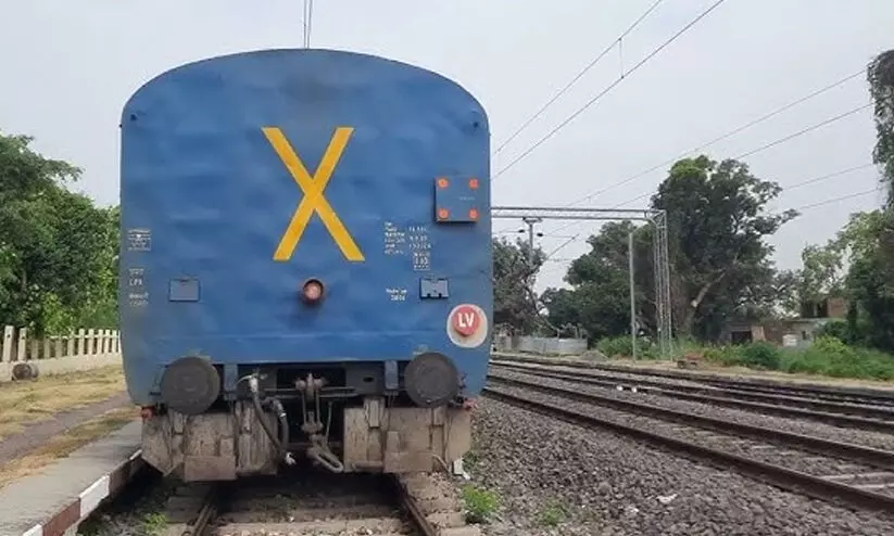 ഷൊർണൂരിൽ ട്രെയിൻ തട്ടി നാല് ശുചീകരണ തൊഴിലാളികൾക്ക് ദാരുണാന്ത്യം ഷൊർണൂരിൽ ട്രെയിൻ തട്ടി നാല് ശുചീകരണ തൊഴിലാളികൾക്ക് ദാരുണാന്ത്യം