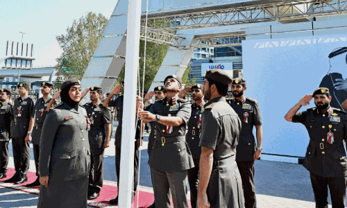 പ​താ​ക ഉ​യ​ർ​ത്തു​ന്നു