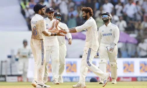 കറക്കി വീഴ്ത്തി ജദേജയും അശ്വിനും, ഇന്ത്യ ഡ്രൈവിങ് സീറ്റിൽ; കീവീസ് രണ്ടാം ഇന്നിങ്സ്  171/9