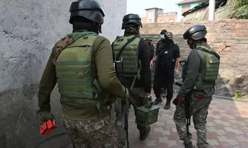 ശ്രീനഗറിൽ ലശ്കർ കമാൻഡർ ഏറ്റുമുട്ടലിൽ കൊല്ലപ്പെട്ടു; നാല് സുരക്ഷ സേനക്കാർക്ക് പരിക്ക്