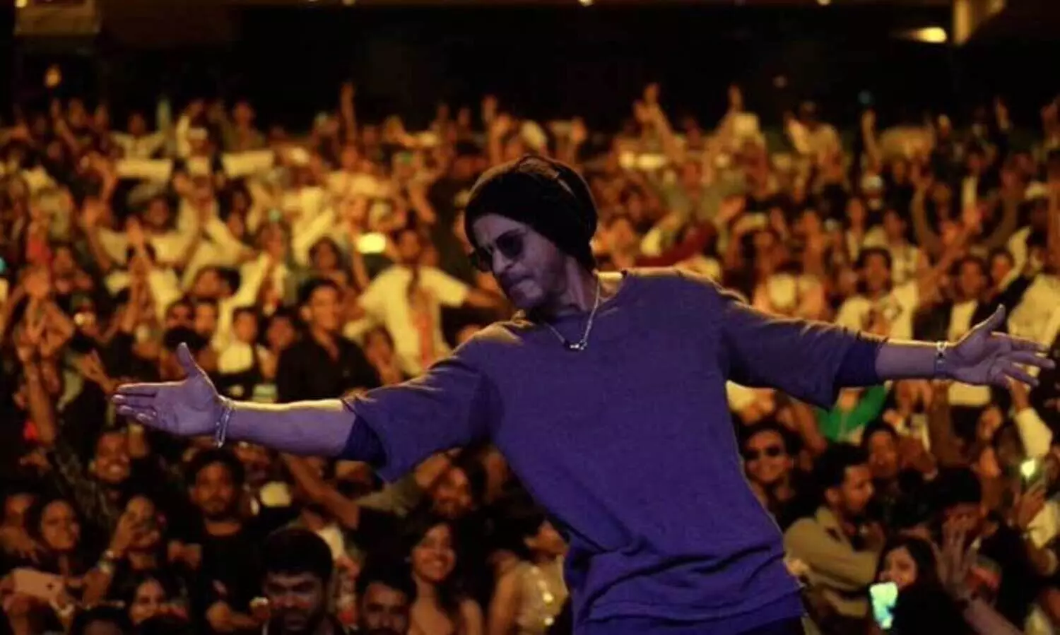 പിറന്നാൾ ദിനത്തിൽ പതിവ് തെറ്റിച്ച് ഷാറൂഖ് ഖാൻ; ആരാധകരെ കാണാൻ ബാൽക്കണിയിൽ എത്തിയില്ല, പക്ഷെ സ്നേഹം പങ്കുവെച്ച് നടൻ