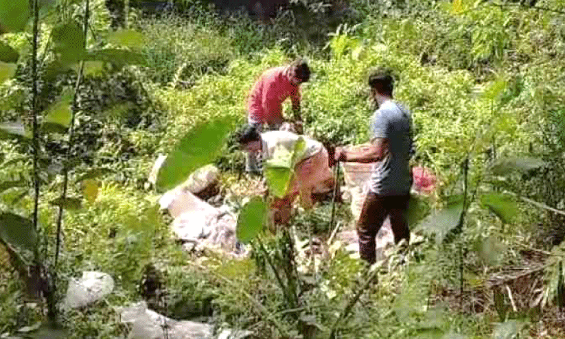 തോട്ടിൽ മാലിന്യം തള്ളിയ സ്‌കൂൾ അധികൃതരെ വരുത്തി തിരിച്ചെടുപ്പിച്ചു