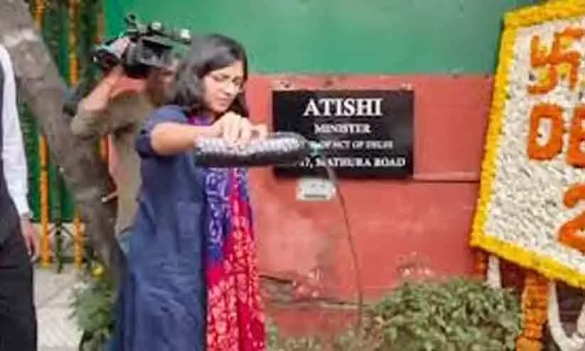 Swati Maliwal offers Atishi black water brought from Delhi residents house