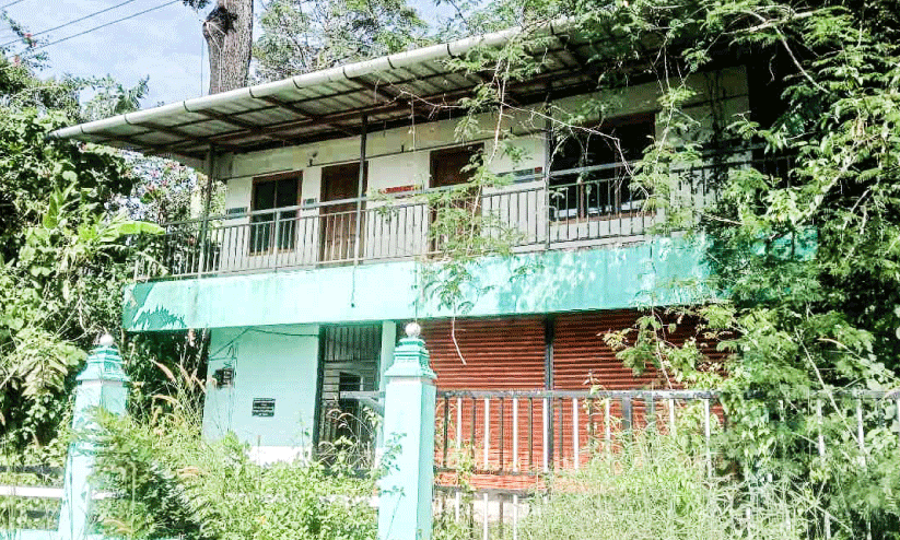 വിശ്രമകേന്ദ്രം കാടുകയറി നശിക്കുന്നു