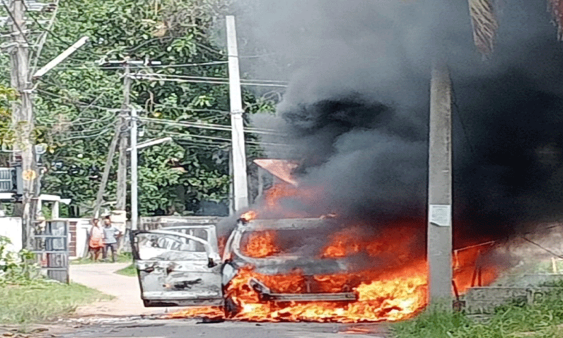 ഓടികൊണ്ടിരുന്ന കാറിൽ തീപിടിത്തം; ഡ്രൈ​വ​ർ അ​ത്​​ഭു​ത​ക​ര​മാ​യി ര​ക്ഷ​പ്പെ​ട്ടു