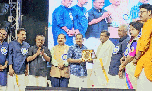 വി.​ടി. മു​ര​ളി​ക്ക് ഉ​പ​ഹാ​രം ന​ൽ​കു​ന്നു