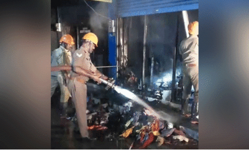 തുണിക്ക​ട ക​ത്തി​ന​ശി​ച്ചു; അ​ഞ്ചു ല​ക്ഷ​ം രൂപയോളം ന​ഷ്ടം